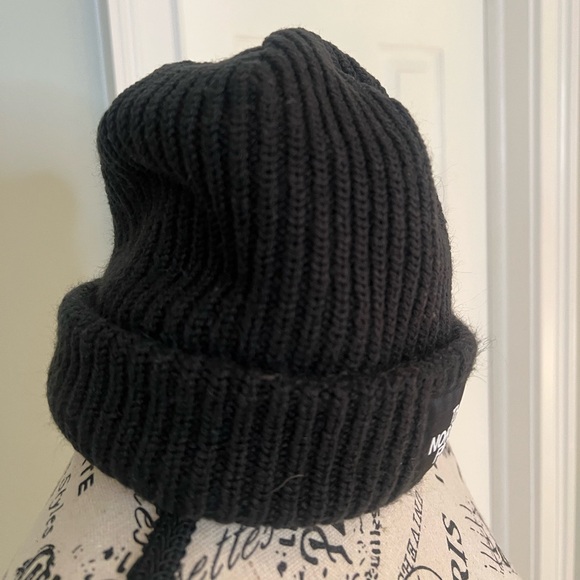 The North Face Logo Box Cuffed Beanie in black acrylic knit | OS | Like New - Picture 5 of 8